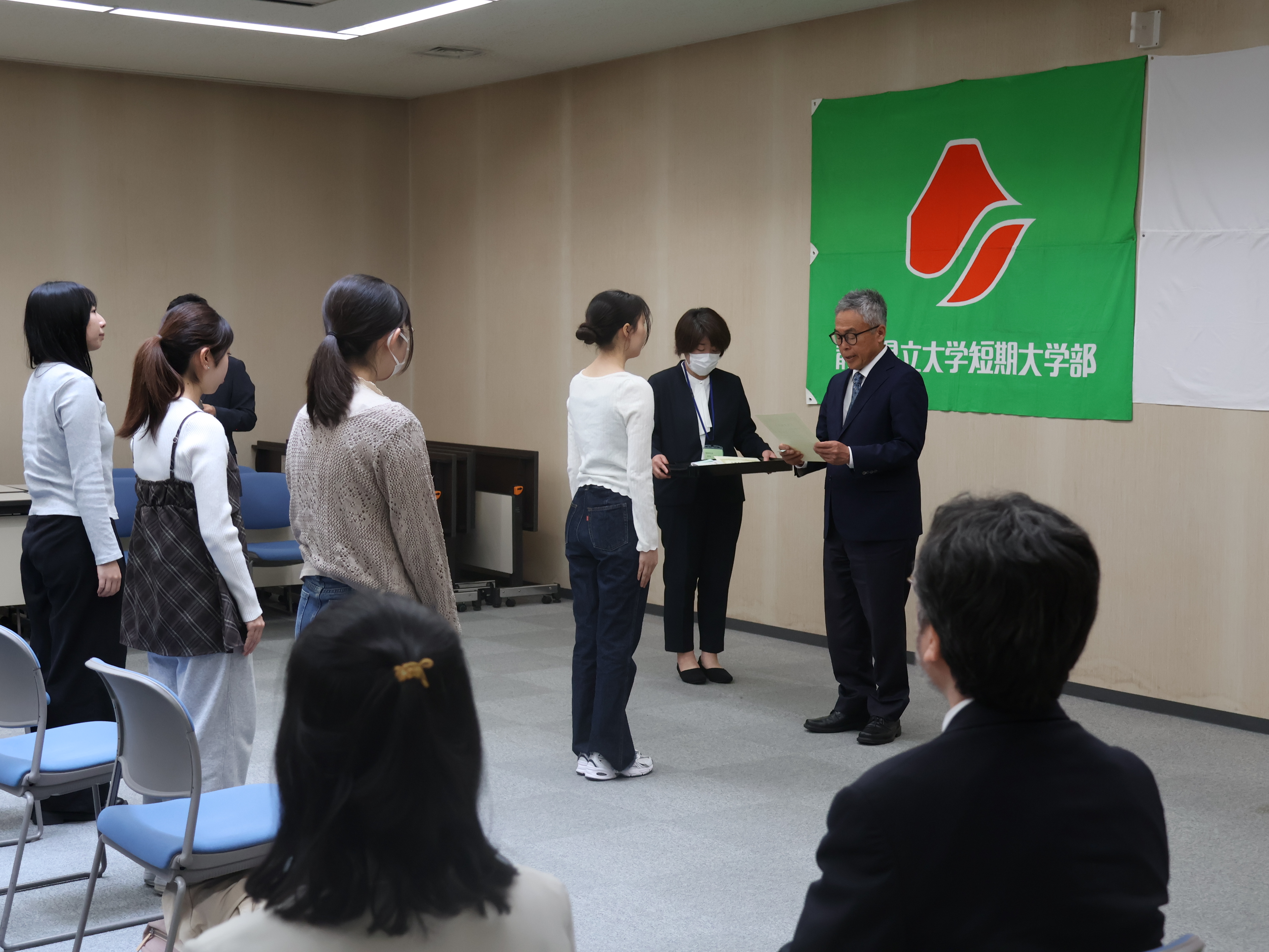 学長による表彰状授与