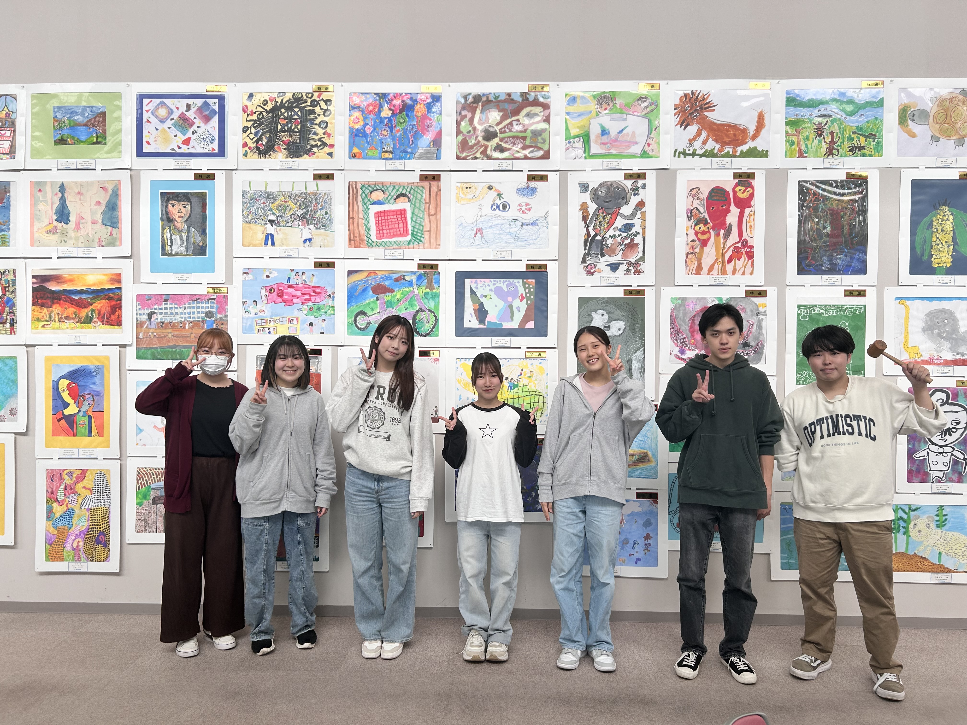 作品の展示に取り組んでくれたこども学科と社会福祉学科の学生の皆さん